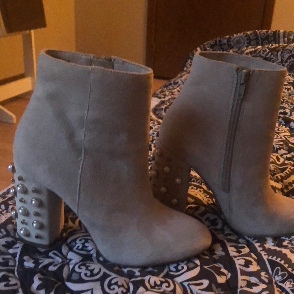I am selling this boots , they are gorgeous but I don’t wear them anymore